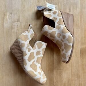NEW Toms Women's KALLIE Suede Doe Cow Print Wedge Ankle Booties Shoes Size W6